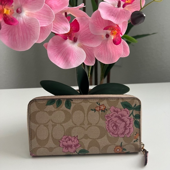Coach zip around wallet in prairie rose print - Picture 2 of 11